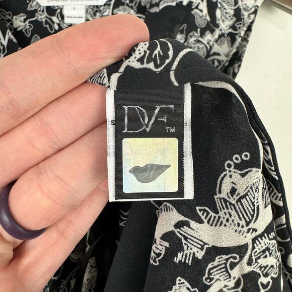 Diane von Furstenberg Black & White Floral Print Silk Blend Sleeveless Blouse - Picture 9 of 11